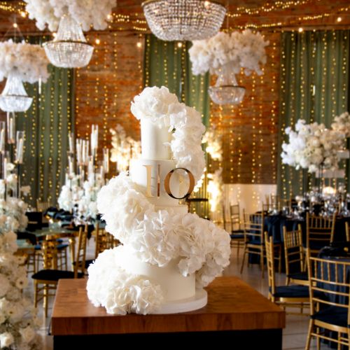 Tort ślubny z hortensjami – biała elegancja z artystycznym rozmachem