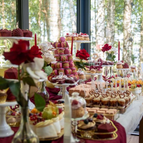 Słodki stół w domowym wnętrzu – elegancja i smak na wesele w ogrodzie