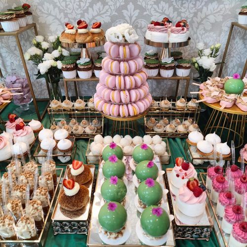 Słodki stół z akcentami zieleni