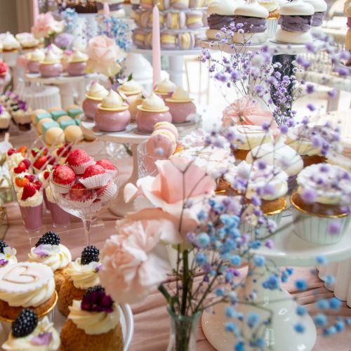 Słodki stół weselny w pastelach – elegancka kompozycja smaków i kolorów