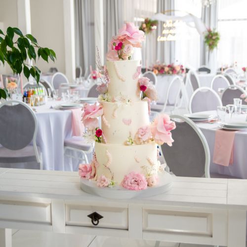 Tort weselny z kwiatami w pastelowych barwach