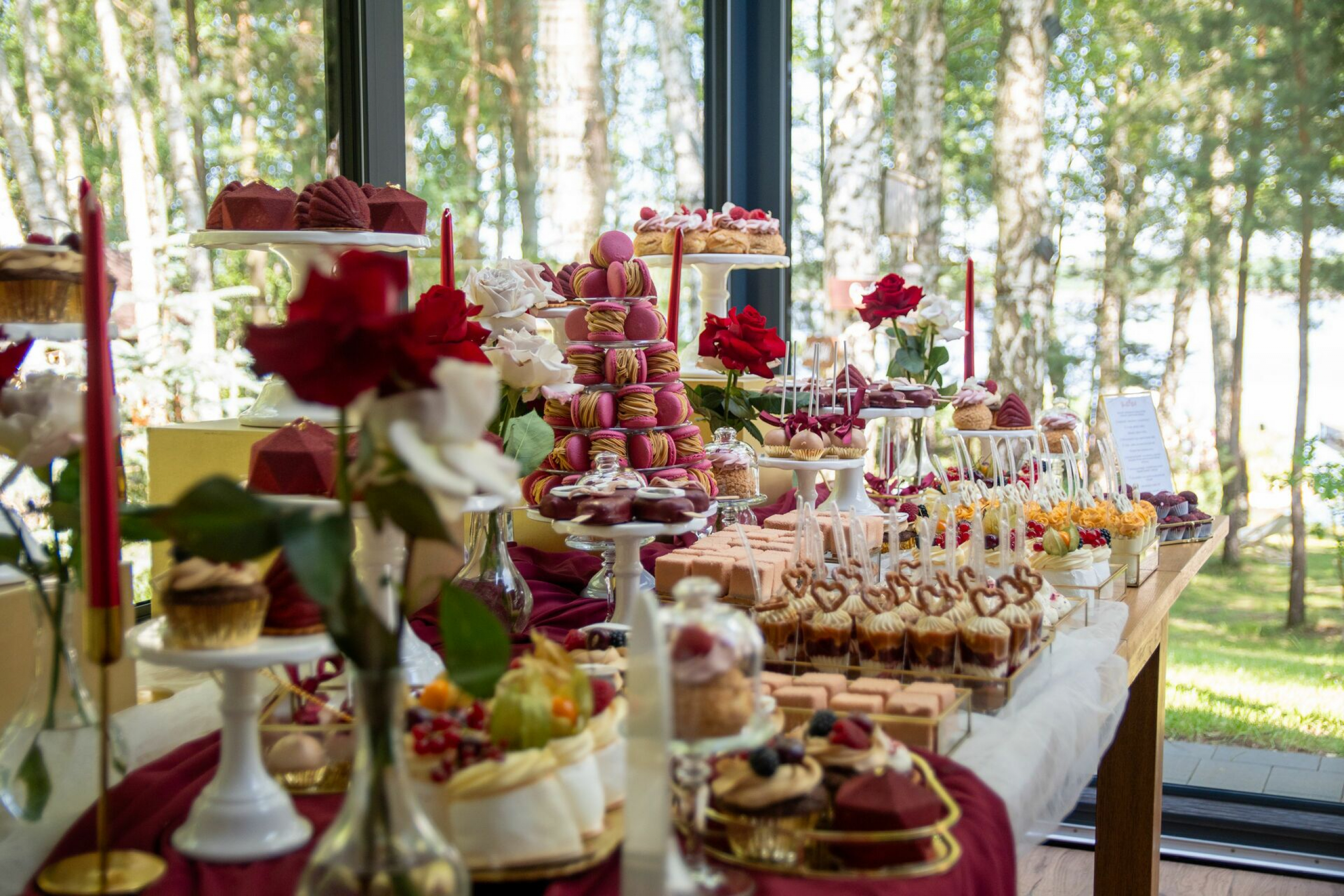Słodki stół w domowym wnętrzu – elegancja i smak na wesele w ogrodzie