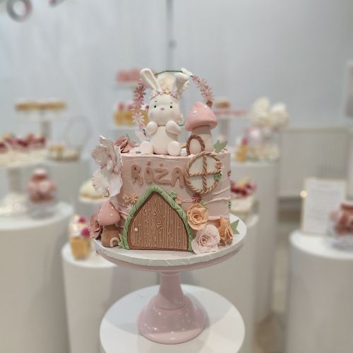 Leśna Kraina Róży – tort na roczek z króliczkiem i magicznym domkiem