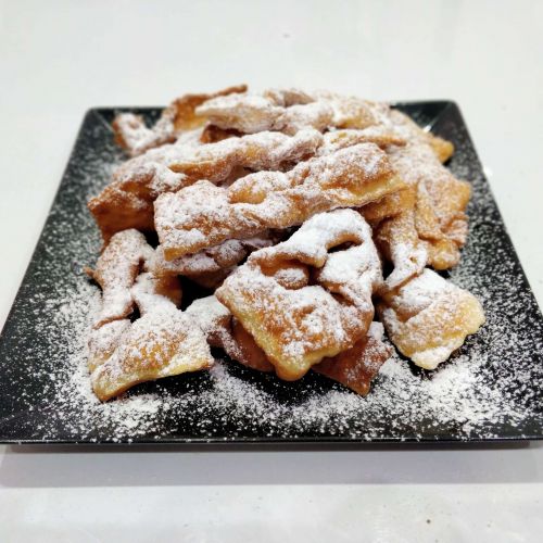 Świeże i chrupiące faworki