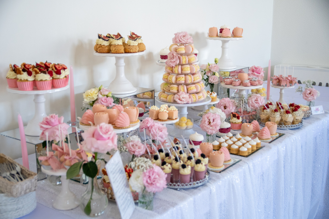 Słodki Stół w odcieniach pudrowego różu ze srebrem - realizacja pełna wspomnień