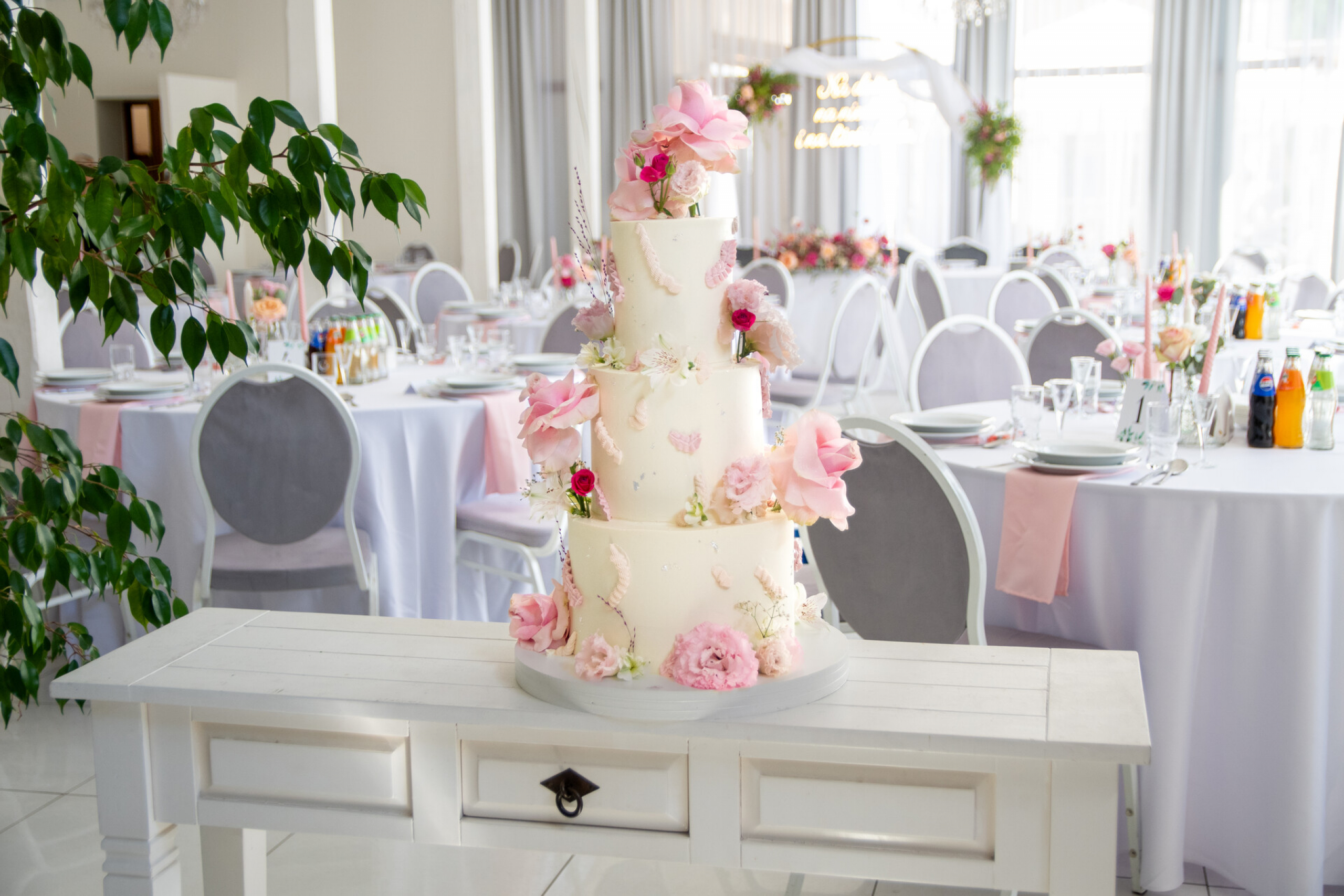 Tort weselny z kwiatami w pastelowych barwach