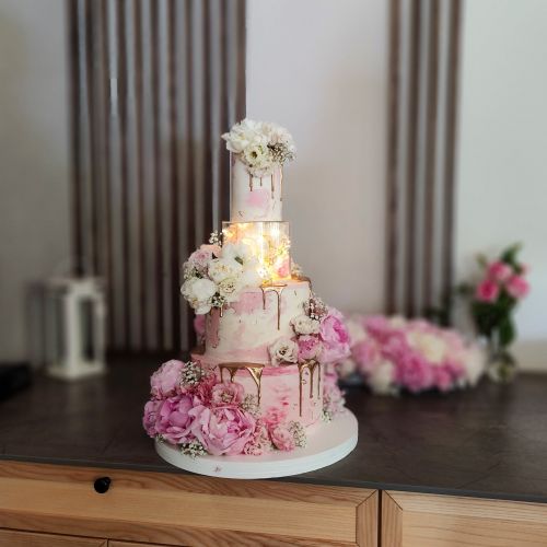 Kwiatowy tort weselny z efektem wow