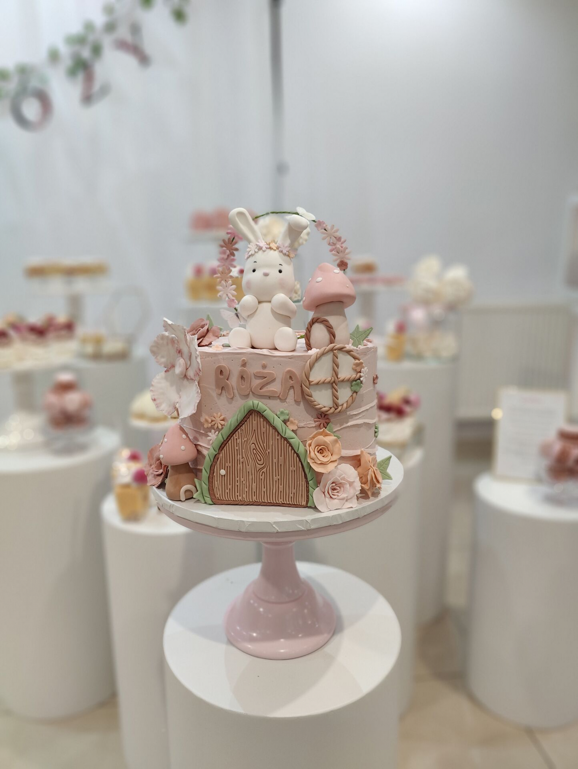 Leśna Kraina Róży – tort na roczek z króliczkiem i magicznym domkiem
