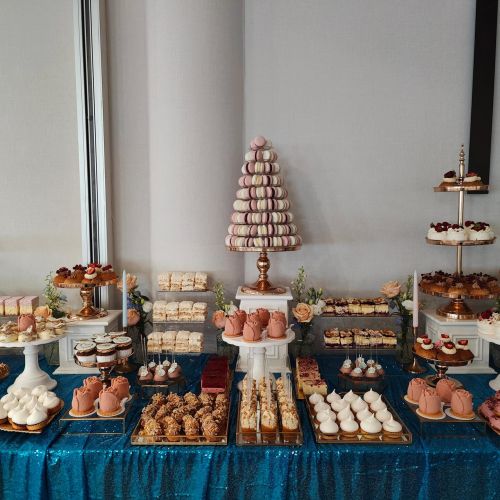 Słodki stół z akcentem niebieskiego