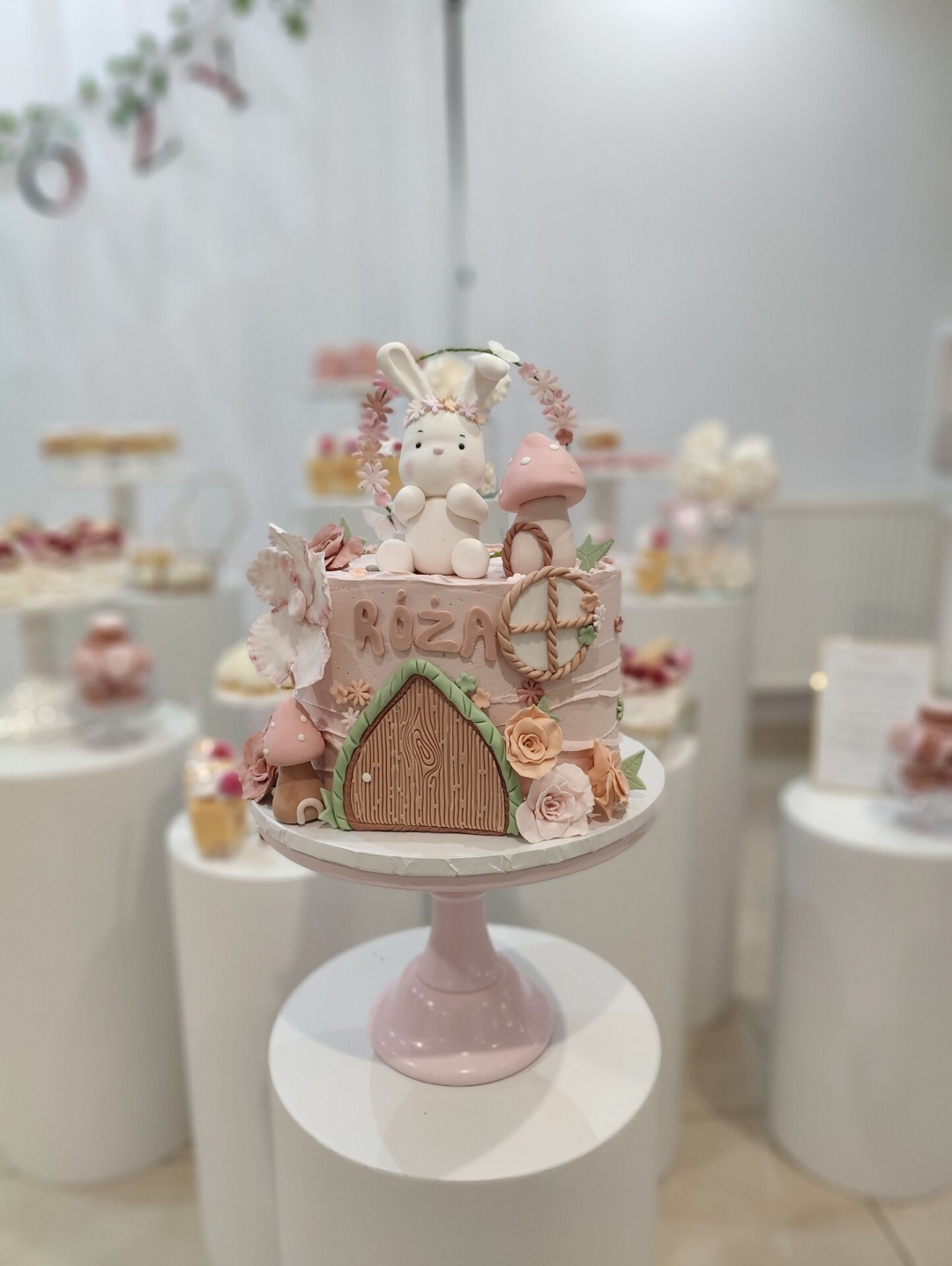 Leśna Kraina Róży – tort na roczek z króliczkiem i magicznym domkiem