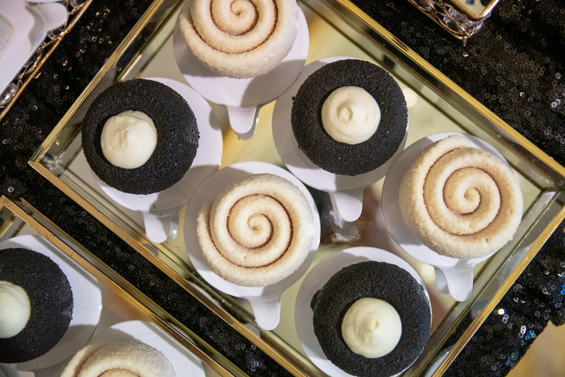 Słodki Stół w Czarno-Złotej kolorystyce – klasyka, szyk i smak w najlepszym wydaniu