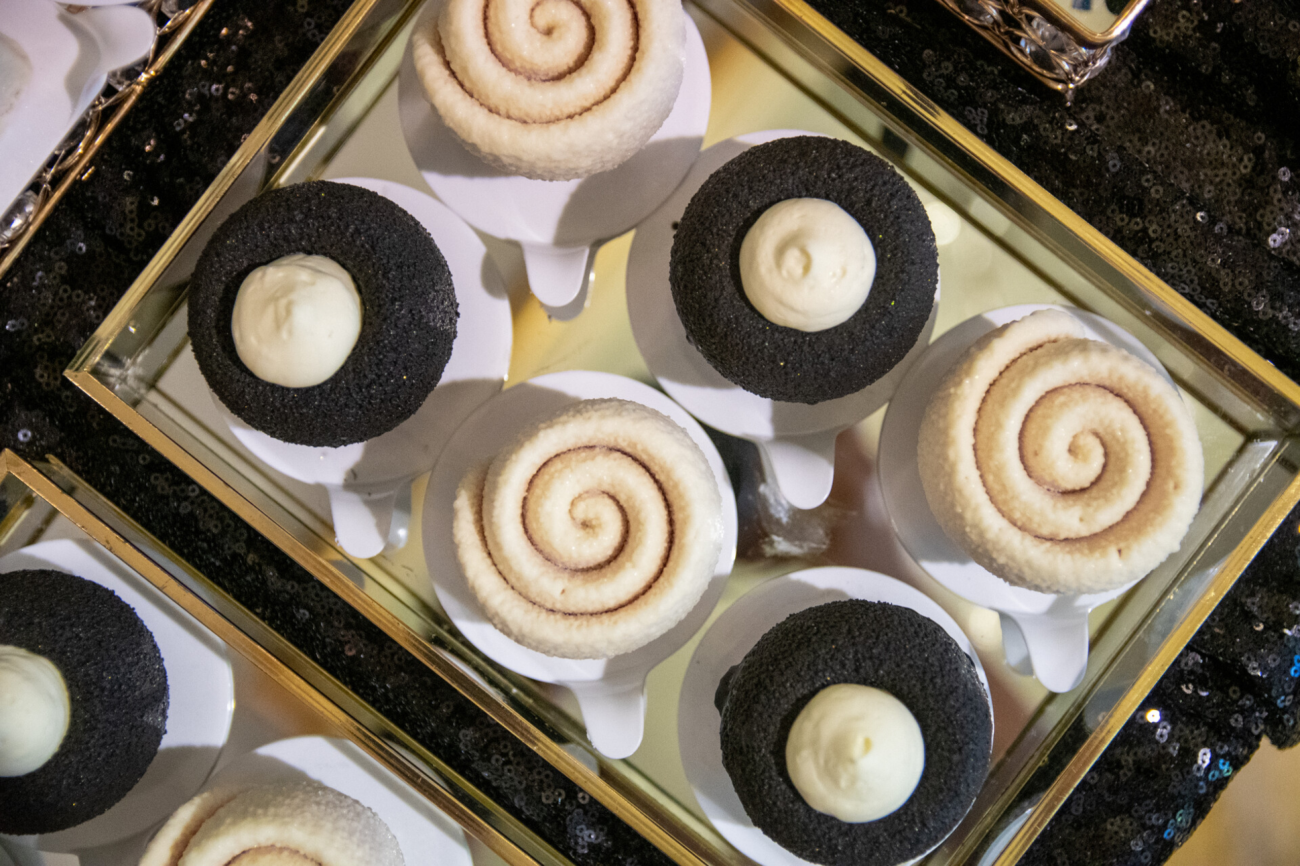 Słodki Stół w Czarno-Złotej kolorystyce – klasyka, szyk i smak w najlepszym wydaniu