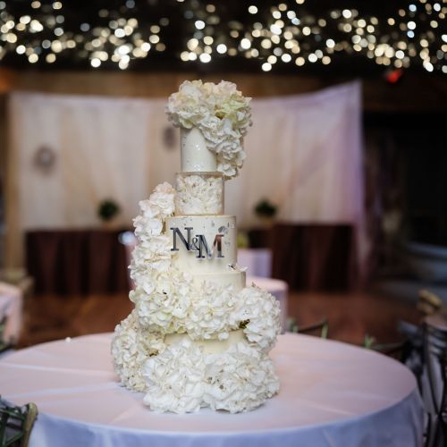 Tort weselny z żywymi hortensjami – elegancja w kremowej odsłonie