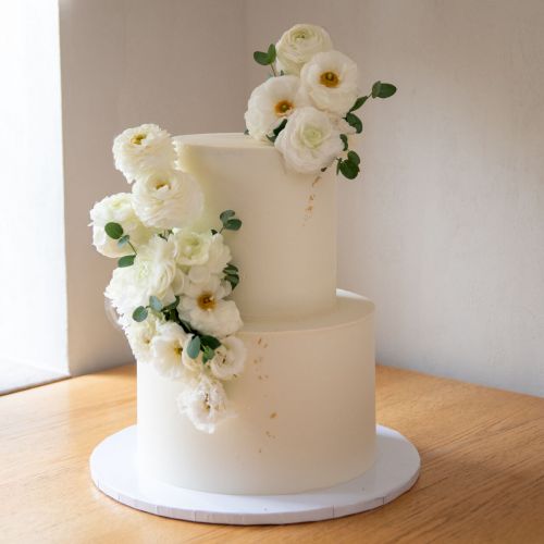 Klasyka w najpiękniejszym wydaniu – tort ślubny w odcieniach bieli
