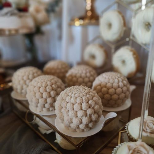 Słodki stół z ciastami