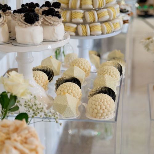 Słodki stół na wesele – elegancja i lekkość na transparentnych postumentach