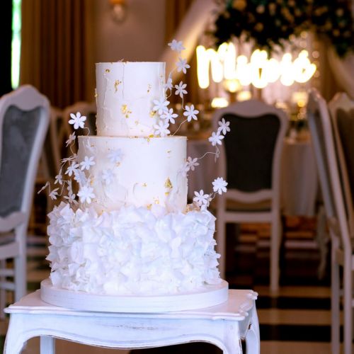 Tort weselny z delikatnymi zdobieniami