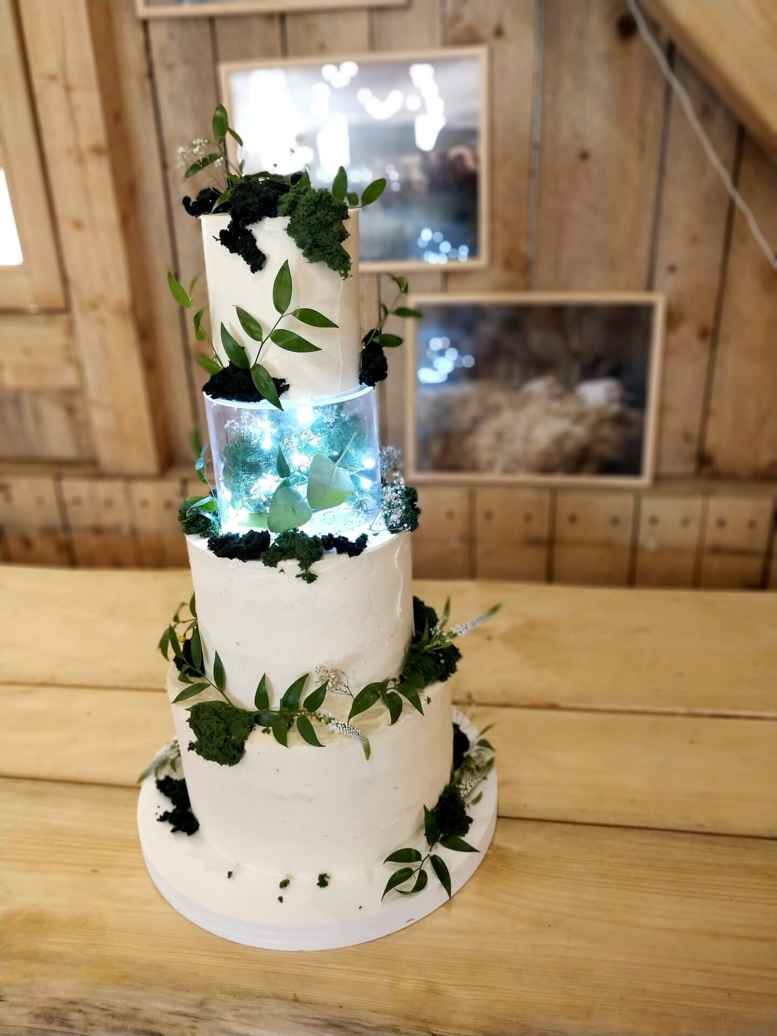 Tort weselny w rustykalnym stylu