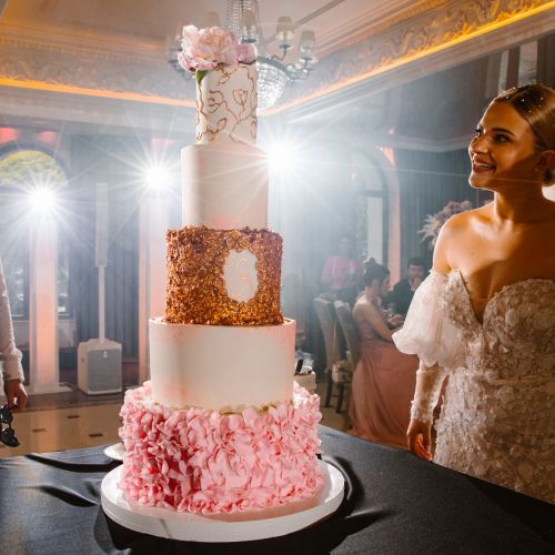 Tort ślubny z efektem jadalnego brokatu