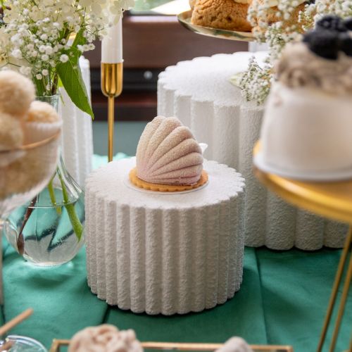 Słodki stół w odcieniach bieli i złota