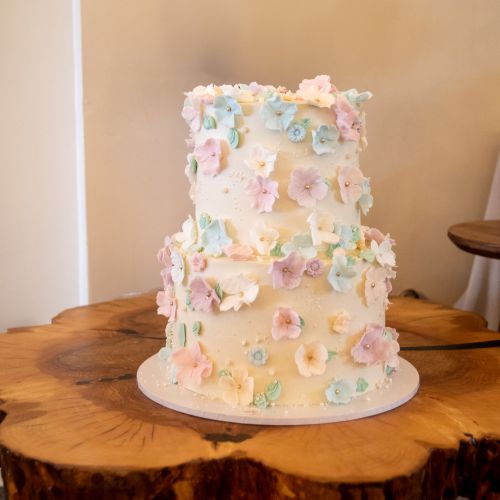 Tort weselny z pastelowymi kwiatami