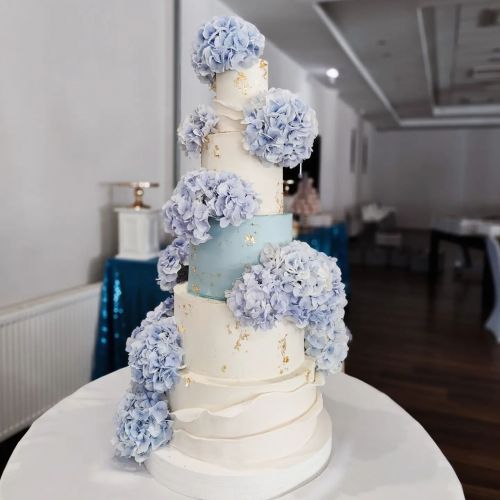 Tort weselny z Hortensjami