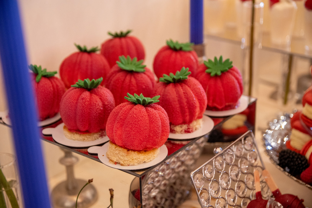 Słodki Stół Pełen Kolorów – połączenie elegancji i nowoczesnych smaków